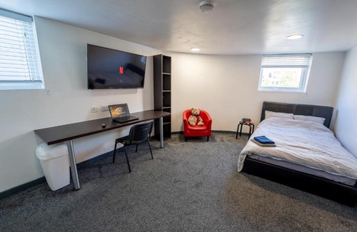 Selly Oak Apartment | Comfortable Studio Steps from the University - Rated 9/10