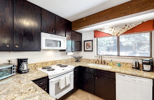 Lakeshore Condo | Relaxing Condo with Pool & Hot Tub Near Huntington Lake