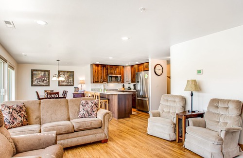 Chelan Condo | Inviting Condo with Pool Near Don Morse City Park