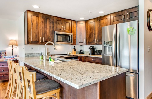 Chelan Condo | Inviting Condo with Pool Near Don Morse City Park