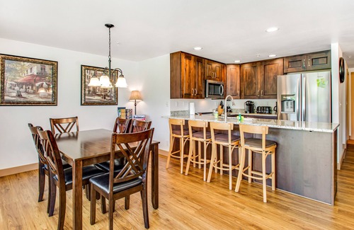 Chelan Condo | Inviting Condo with Pool Near Don Morse City Park