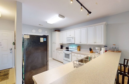 Huddleston Condo | Spacious condo with on-site pools, sandy beach, sports courts, & golf