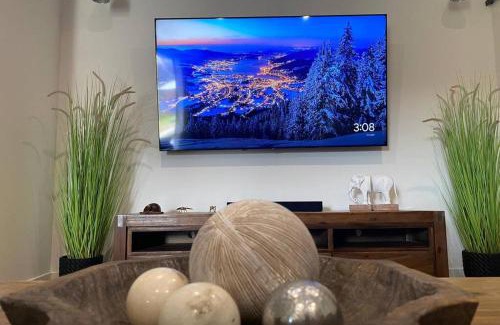 Kingston Apartment | Modern Retreat with Scenic Views & Family-Friendly Amenities