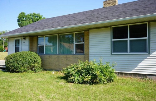 Pelican Rapids House | Top-Rated Corner Lot Retreat with Breakfast in Pelican Rapids