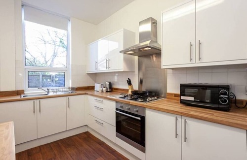 Walkden House | Comfortable 2 Bedroom House near Bridgewater Canal