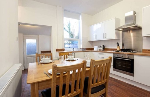 Walkden House | Comfortable 2 Bedroom House near Bridgewater Canal