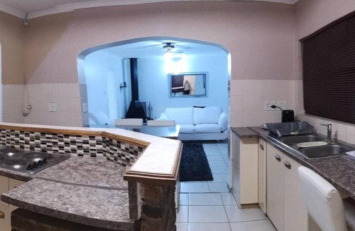 Cape Town House | Modern Family Haven with Pool & Spa – Rated 9/10!