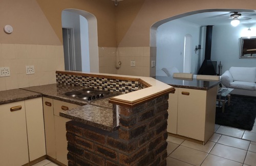 Cape Town House | Modern Family Haven with Pool & Spa – Rated 9/10!