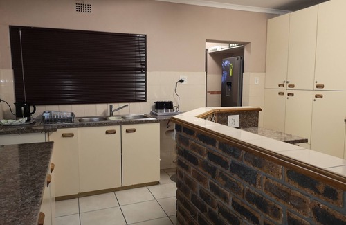 Cape Town House | Modern Family Haven with Pool & Spa – Rated 9/10!