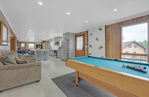 Coboconk Cottage | Spacious Cottage- right across lake!
