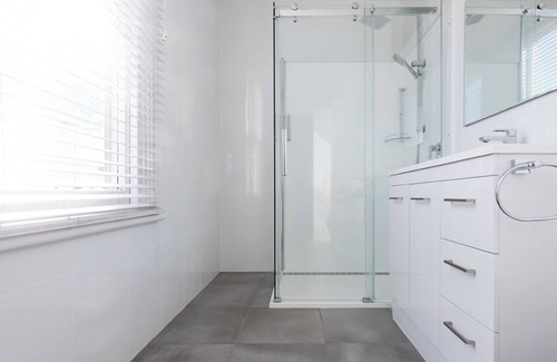 Launceston CBD House | Inviting Cottage Retreat Steps from the CBD with Breakfast