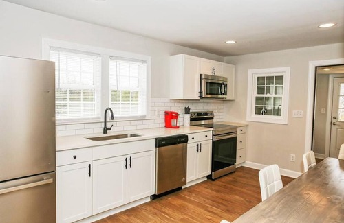 Huntersville House | Family-Friendly Cottage Near Scenic Lakes with Pet Access