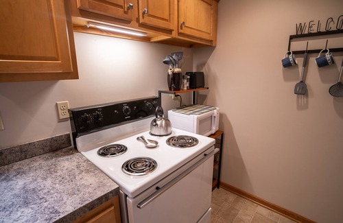 Apple Creek Cottage | Inviting Cottage in Ohio Amish Country with Free Breakfast