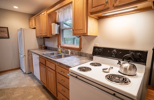 Apple Creek Cottage | Inviting Cottage in Ohio Amish Country with Free Breakfast
