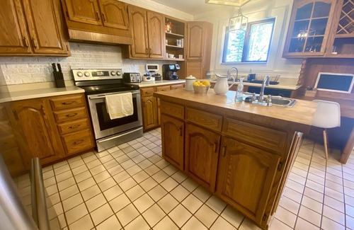 Algoma District Cottage | Charming Lakefront Cottage with Beach, Fire Pit & Kayaks
