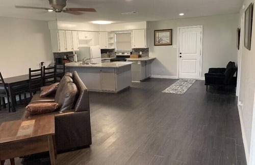 Granbury Cottage | Pet-Friendly Cottage with Lake Views and Breakfast Included