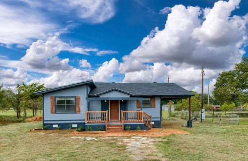 Granbury Cottage | Pet-Friendly Cottage with Lake Views and Breakfast Included