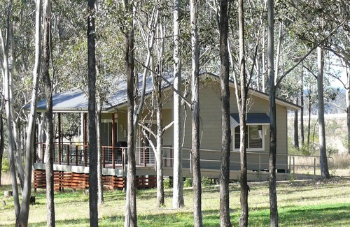 Pokolbin Ski Chalet | Pet-Friendly Cottage with Spa and Scenic Bushland Views