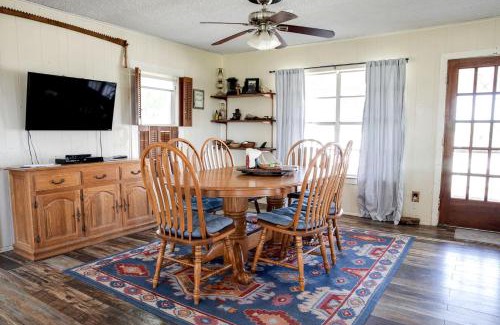 Dennis House | Spacious Cottage Rental for Group Getaway on Ranch near Dallas, Texas