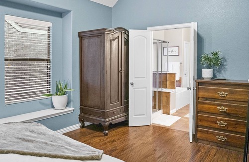 Tarrant County House | Spacious Cottage Style Home