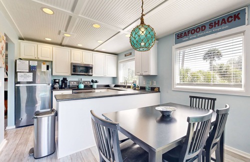 Ocean Ridge Cottage | Tranquil Pet-Friendly Condo with Decks and Gym Access