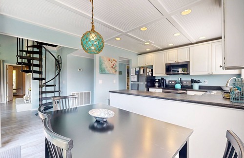 Ocean Ridge Cottage | Tranquil Pet-Friendly Condo with Decks and Gym Access