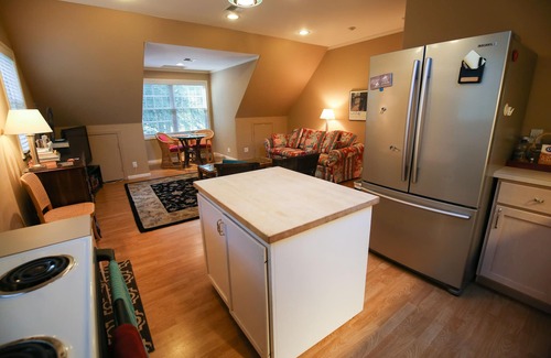 Eugene Apartment | Scenic Country Guest Apartment with Lake View & Breakfast