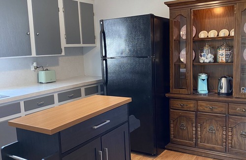 Sulphur House | Cozy Home with Kitchen & Pet-Friendly Comforts