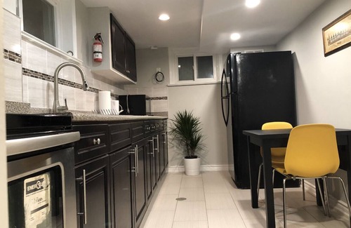 East York House | Cozy Master Bedroom in Midtown Toronto - Pet and Child Friendly