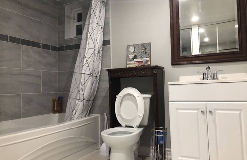 East York House | Cozy Master Bedroom in Midtown Toronto - Pet and Child Friendly
