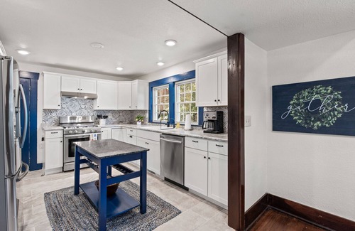 Columbia House | Cozy Retreat with Hot Tub & Game Room near Downtown