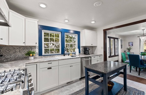 Columbia House | Cozy Retreat with Hot Tub & Game Room near Downtown