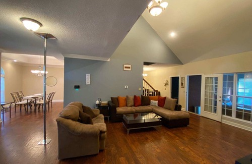 Albany House | Inviting Getaway: 10/10 Rated with Hot Tub & Breakfast