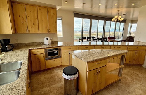Greenehaven House | Spacious Custom Home with Lake Powell Views, Stargazing & Family-Friendly Fun