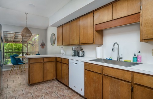 Barton Hills House | Cozy Desert Bungalow with Spa and Hot Tub near Barton Springs