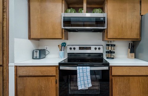 Barton Hills House | Cozy Desert Bungalow with Spa and Hot Tub near Barton Springs
