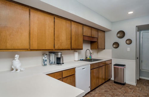 Barton Hills House | Cozy Desert Bungalow with Spa and Hot Tub near Barton Springs