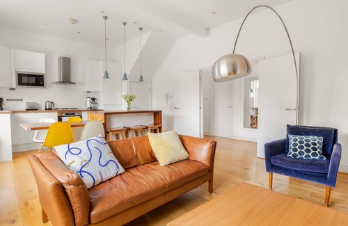 Kilburn Apartment | Designer Duplex Retreat with Kitchen & Breakfast Included