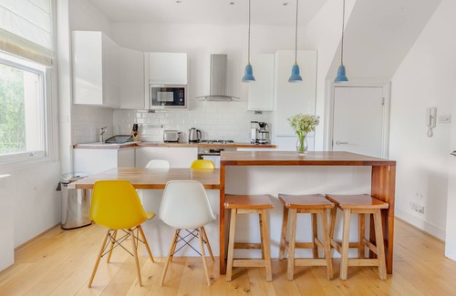 Kilburn Apartment | Designer Duplex Retreat with Kitchen & Breakfast Included