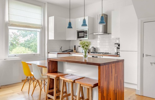 Kilburn Apartment | Designer Duplex Retreat with Kitchen & Breakfast Included
