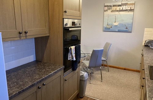 Grantham House | Inviting Detached Bungalow with Child-Friendly Amenities