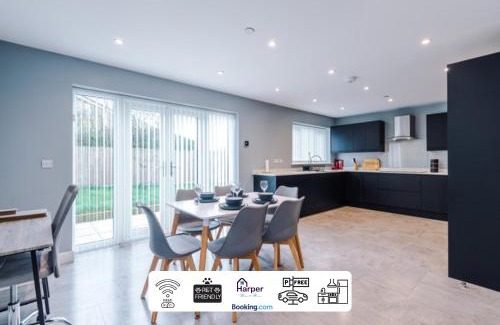 Ewloe House | Pet-Friendly Detached House in Hawarden with Great Reviews
