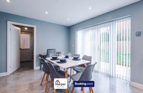 Ewloe House | Pet-Friendly Detached House in Hawarden with Great Reviews