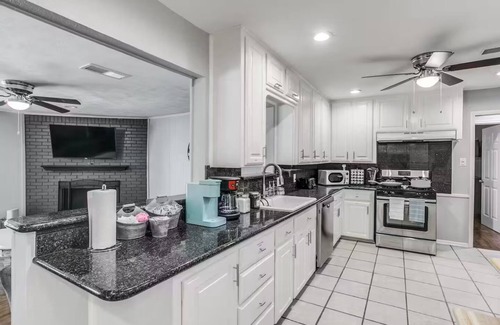 Bedford House | Spacious DFW Hub, Work & Play
