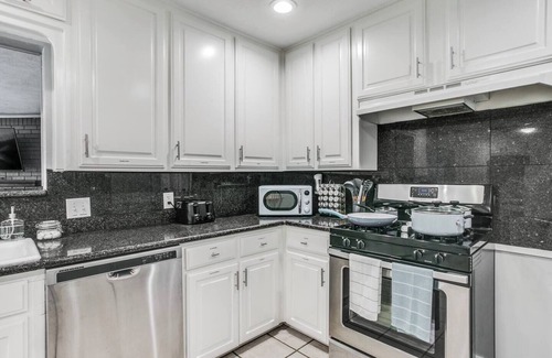 Bedford House | Spacious DFW Hub, Work & Play