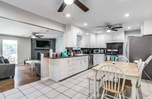Bedford House | Spacious DFW Hub, Work & Play