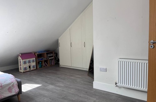 Dublin Bed & Breakfast | Spacious Double Bedroom with Ensuite Bathroom Available to Rent