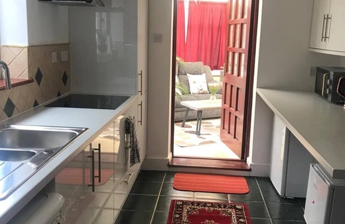 Cray Valley West Apartment | Inviting Double Room with Private Bathroom for Your Stay