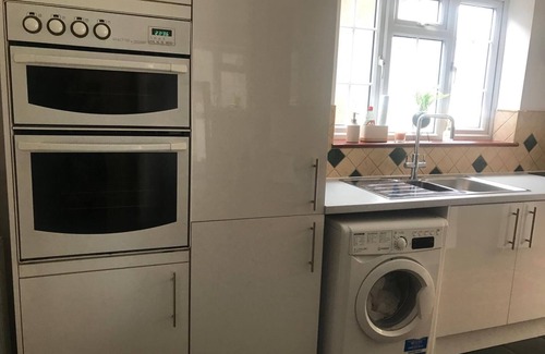 Cray Valley West Apartment | Inviting Double Room with Private Bathroom for Your Stay