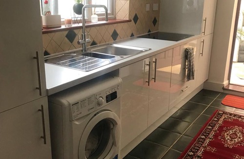 Cray Valley West Apartment | Inviting Double Room with Private Bathroom for Your Stay